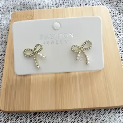 新品　ピアス　パール　ラインストーン　リボンモチーフ　きれいめ　可愛い　上品　韓国ファッション　デート
