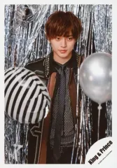 【中古】生写真(ジャニーズ) King ＆ Prince/永瀬廉/上半身・衣装黒.グレー.茶色・風船・目線右・口閉じ/アルバム「L＆」MV＆ジャケ写オフショット/公式生写真