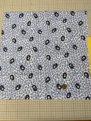 ビンテージ布　白にライトブルーと黒の花柄　VF-60