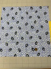 ビンテージ布　白にライトブルーと黒の花柄　VF-60