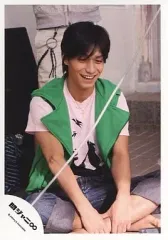 【中古】生写真(ジャニーズ) 関ジャニ∞/錦戸亮/緑ベスト・ピンクシャツ・ジーンズ・あぐら・両手足・目線下・床グレーのタイル・後ろにメンバー/公式生写真