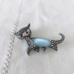 【フランス直輸入】愛らしい存在感を放つ赤い目をした猫型 ヴィンテージ ブローチ
