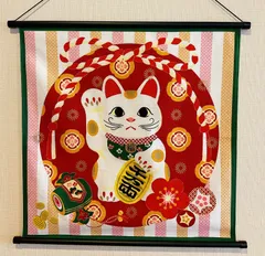 四季彩布タペストリー【招き猫】軸付きタペストリー 福猫 癒し猫壁飾り 人招き お金招き 商売繁盛 開店プレゼント 新品未使用品 日本製