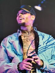 クリス・ブラウン直筆サイン入り超大型写真…Chris Brown - メルカリ