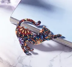 ネコ ブローチ カラフル アクリル おしゃれ かわいい 男女兼用 猫 マルチカラー 動物 アニマル ペット 尻尾 カジュアル ギフト 贈り物 新品