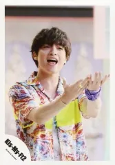 【中古】生写真(ジャニーズ) Kis-My-Ft2/玉森裕太/上半身・衣装白・赤・緑・右向き・口開け・両手上げ・背景白/「Sha la la☆Summer Time」PV＆ジャケ写撮影/公式生写真