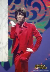 【中古】生写真(ジャニーズ) Snow Man/渡辺翔太/ライブフォト・膝上・衣装赤・手袋・右手上げ・左手腰・左足曲げ/JOHNNYS’ 2020 WORLD