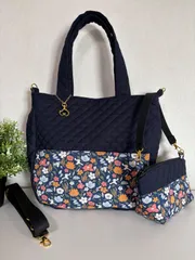 【裁縫ストア・ボヌール】大人かわいい　北欧風　小花ネイビー柄　キルティング生地／濃紺色　丸底トートバック　ポーチ　ポケットいっぱい　ショルダーバッグ　ハンドバッグ　ハンドメイド　ショルダーストラップ付き　ゴージャス / №500-296