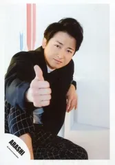 【中古】生写真(ジャニーズ) 嵐/大野智/膝上・座り・衣装黒・白・右手親指立て・右膝立て・左寄り・矢絣/16春夏 ARASHI “Japonism Show” in ARENA パンフレット＆グッズ撮影オフショット/公式生写真