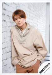 【中古】生写真(ジャニーズ) King ＆ Prince/岸優太/膝上・衣装ベージュ・茶・両手ポケット・壁に寄りかかり・口閉じ・カメラ目線/「King ＆ Prince CONCERT TOUR 2019」グッズオフショット/公式生写真