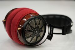 SENDY AUDIO APOLLO のイヤーパッドの保護・修理に mimimamo スーパーストレッチ・ヘッドホンカバー （サイズ：L、色：レッド、型番：MHC-002-RD）