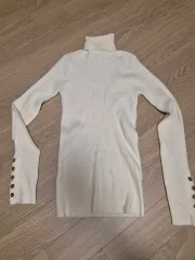 <新品>アイボリー リブ タートルネック ニット ボタン ディテール