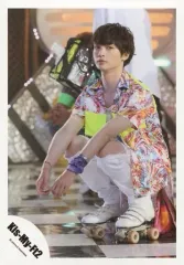 【中古】生写真(ジャニーズ) Kis-My-Ft2/玉森裕太/全身・しゃがみ・衣装白・赤・緑・左向き・目線右・口閉じ/「Sha la la☆Summer Time」PV＆ジャケ写撮影/公式生写真