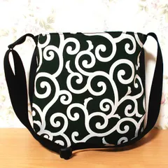 和柄丸みショルダーバッグ 唐草模様 から草 ななめ掛けバッグ ファスナーポケット付き 帆布 ハンドメイド からかる雑貨店