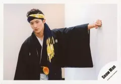 【中古】生写真(ジャニーズ) Snow Man/岩本照/横型・上半身・衣装黒・袴・左手壁・顔左向き・背景白/「アクリルスタンドII」オフショット/公式生写真