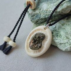 群馬県妙義山美しい天然素材ニホンジカの角のペンダントネックレスアート工芸品 群馬県妙義山美しい天然素材ニホンジカの角のペンダントネックレス
