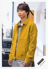 【中古】生写真(ジャニーズ) 嵐/櫻井翔/上半身・衣装マスタードグレー・両手下・体左向き/シングル「君のうた」MV＆ジャケ写撮影オフショット/公式生写真