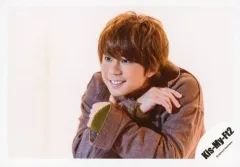 【中古】生写真(ジャニーズ) Kis-My-Ft2/北山宏光/横型・バストアップ・衣装茶・緑・左向き・両手交差・背景白/「Kis-My-Ft2 LIVE TOUR 2018 YOU＆ME Extra Yummy!!」グッズオフショット/公式生写真 