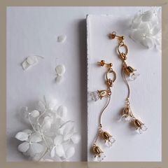 【304ステンレス 24KGP 本金メッキ ポスト】メタル フラワー すずらん くねくね ワイヤー クリア ピアス お花 花びら 揺れる ゴールド シルバー ウェディング ブライダル ロング アレルギー対応 ハンドメイドピアス【イヤリング変更可能】
