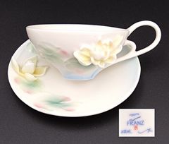 【美品】Franz（フランツ）のカップ＆ソーサー お花の立体装飾とハンドル曲線が美しい 睡蓮 スイレン 優雅 Y009