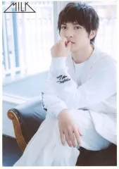 【中古】生写真(男性) M!LK/吉田仁人/膝上・座り・衣装白・足組み・左手口元/「M!LK LIVE TOUR 2019 ”Summer Re：fresh” ～かすかに、君だった。～」生写真セット-12杯目-