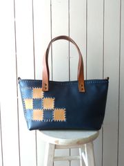 少しだけパッチワークが入った本革のトートバッグ