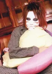 【中古】生写真(男性) ゴールデンボンバー/樽美酒研二/パジャマストライプ・枕抱え・座り・背景棚・枠無し/公式生写真