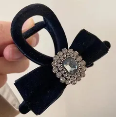 ベロア リボン ヘアクリップ ブラック ビジュー レディース ヘアアクセサリー 上品 大人可愛い 韓国風 きれいめ フェミニン 髪留め まとめ髪 ハーフアップ お呼ばれ 結婚式 二次会 パーティー デート 普段使い 高見え 華やか バレッタ風 セレモニー 人気