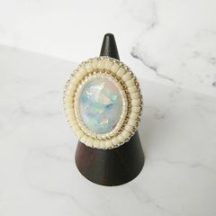 【リング】 ビーズ刺繍 大ぶり オパール風 指輪