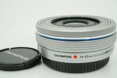 美品 OM SYSTEM/オリンパス OLYMPUS 電動式パンケーキズームレンズ M.ZUIKO DIGITAL ED 14-42mm F3.5-5.6 EZ SLV