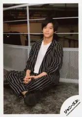 【中古】生写真(ジャニーズ) 7 MEN 侍/菅田琳寧/全身・座り・あぐら・衣装黒・白・ストライプ柄・左向き・寄りかかり/「ジャニーズJr.8・8祭り～東京ドームから始まる～」グッズオフショット/公式生写真