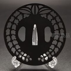 BK0102　日本刀装具　刀鍔　下げ藤の図　透し　鉄地　透　鍔　刀剣美術　重量：約100G