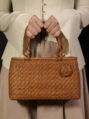 白川郷産匠の技 山葡萄蔓、胡桃2色編み手編み 山葡萄カゴバッグ - メルカリ