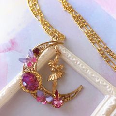 ハンドメイドレジンアクセサリー　蝶々と妖精さんのネックレス  ピンク