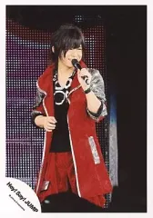 【中古】生写真(ジャニーズ) Hey! Say! JUMP/山田涼介/ライブフォト・膝上・衣装赤・左手マイク・目線右/公式生写真