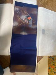椿がアクセント紺色帯