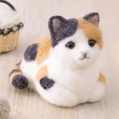 羊毛フェルト  inuinuページ♪*゜三毛猫さん  クリスマス仕様 羊毛フェルト 香箱座りのハチワレ猫ちゃん🐱 いつもの作品より