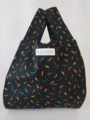 ハンドメイド　ミニエコバッグ（おりたたみ式　和風とうがらし柄　黒　）