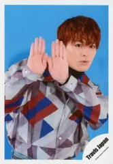 【中古】生写真(ジャニーズ) Travis Japan/松倉海斗/上半身・衣装グレー.赤.青・両手パー・目線右・背景青/「Travis Japan LIVE TOUR 2020 ENTER 1234567」グッズオフショット/公式生写真