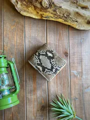 手縫いで仕上げた蛇革の二つ折り財布　本革　一粒万倍日　セミオーダー　送料無料