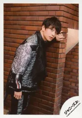 【中古】生写真(ジャニーズ) 関西ジャニーズJr./今江大地/膝上・衣装黒・銀・左手壁・右向き・背景レンガ/「関ジュ 夢の関西アイランド 2020 in 京セラドーム大阪 ～遊びにおいでや!満足 100%～」グッズオフショット/公式生写真