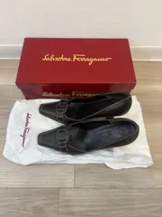 【美品】Salvatore Ferragamo パンプス ガンチーニモチーフ レザー ブラック 6C 保存袋・箱付き