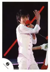 【中古】生写真(ジャニーズ) Sexy Zone/佐藤勝利/ライブフォト・膝上・衣装白・右手パー・左手マイク・体右向き・ロゴ「J」/公式生写真