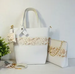 【裁縫ストア・ボヌール】大人かわいい　インド刺繍リボン花柄　金色ラメ入り　合成皮革マドンナホワイト　トートバック　ポーチ/サコッシュ　ショルダーバッグ　ハンドバッグ　ハンドメイド　ショルダーストラップ付き　クッションチャーム　ゴージャス  / №500-513