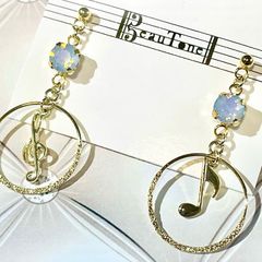 ト音記号と音符　ピアス　イヤリング　ラベンダーピンク　ヴィトラルライトホワイトオパール
