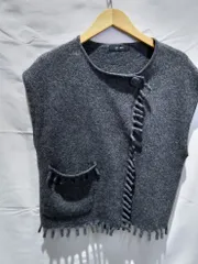 ①【美品】an un name ベスト 毛100％ グレー 灰色 フェルト デザイン ポンチョ 子供服 レディース 婦人服 重ね着 神戸 アシメントリー 秋物 冬物 ジレ チョッキ フリンジ M フリー ニット