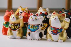 5点 民芸招猫白/黒/金/獅子/赤　招き猫　 置物 陶器　縁起物 雑貨 インテリア ギフト プレゼント かわいい おしゃれ 新築祝い 結婚祝い お祝い 母の日 父の日 敬老の日 記念品　K4509-4513