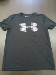 新品未使用品 アンダーアーマーキッズTシャツ  s-61