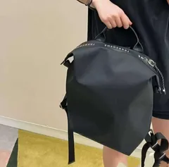 極美品 ロンシャン リュックサック 黒 レザー本革 ロゴ型押し ゴールド金具 極美品 ロンシャン リュックサック 黒 レザー本革 ロゴ型押し