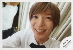 【中古】生写真(ジャニーズ) Travis Japan/七五三掛龍也/横型・顔アップ・衣装白・笑顔・後ろに鏡/「ジャニーズJr.8・8祭り～東京ドームから始まる～」セルフィー/公式生写真